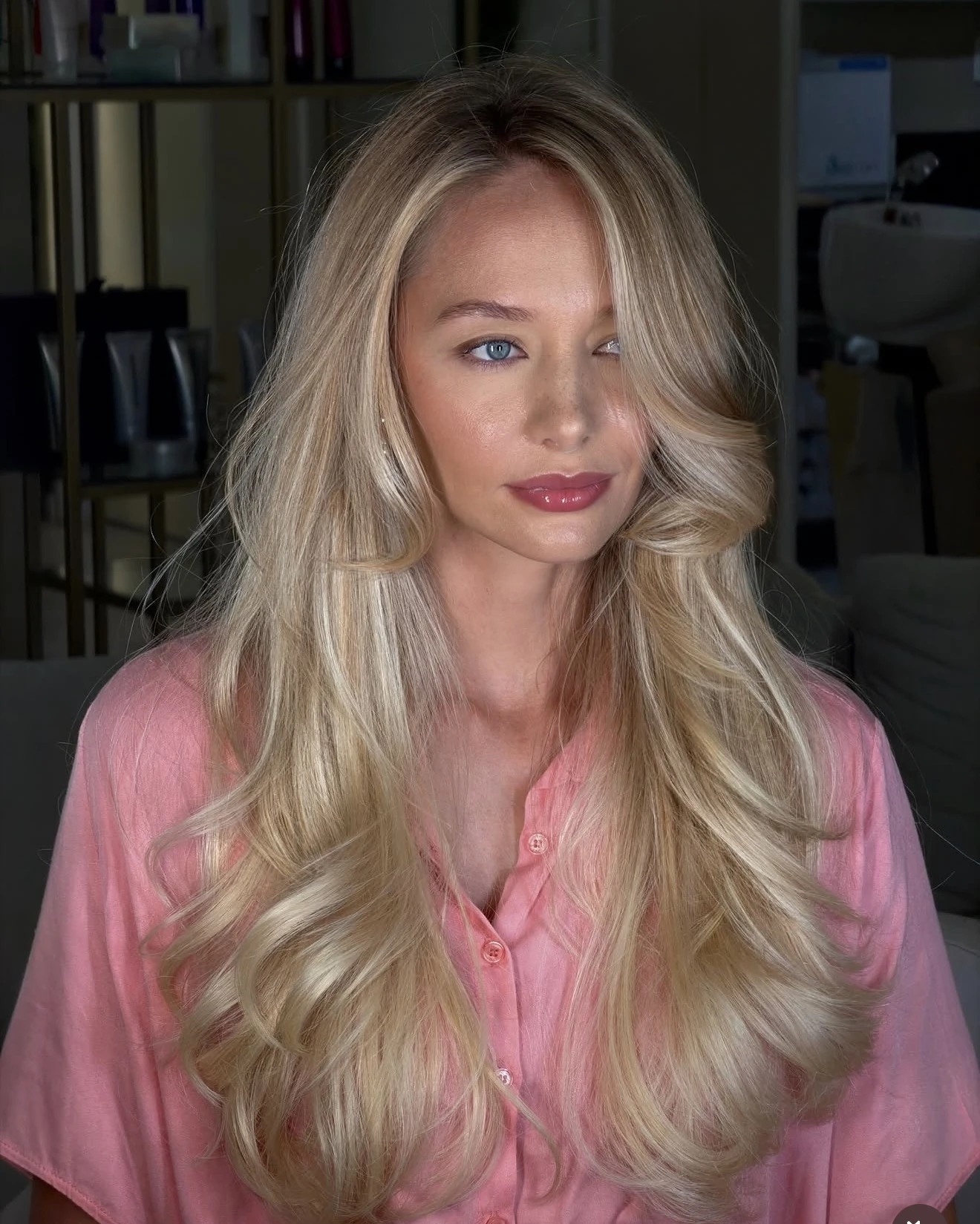 Cabelo loiro com finalização profissional